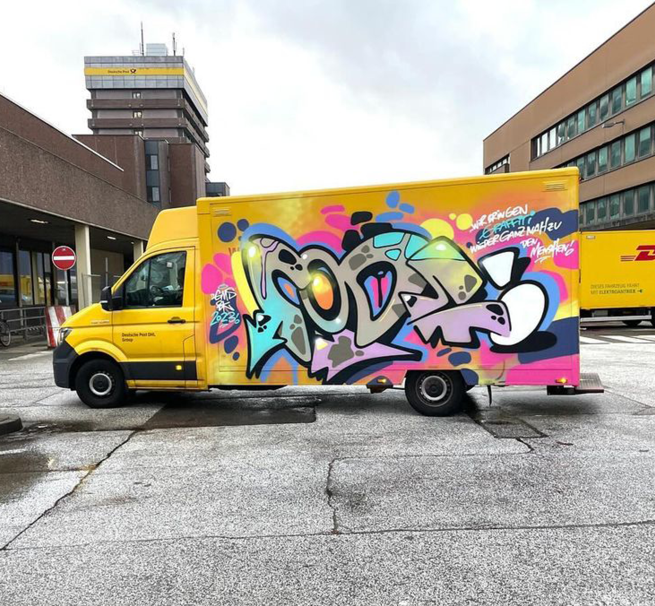 Graffiti auf DHL-Wagen
